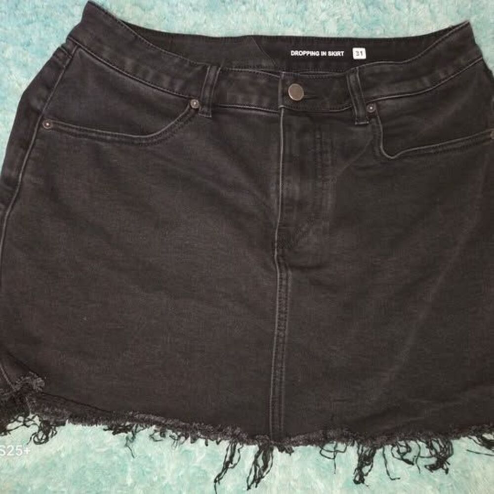 Volcom Black Denim Mini Skirt Dropping in Skirt Size 31 NWOT
